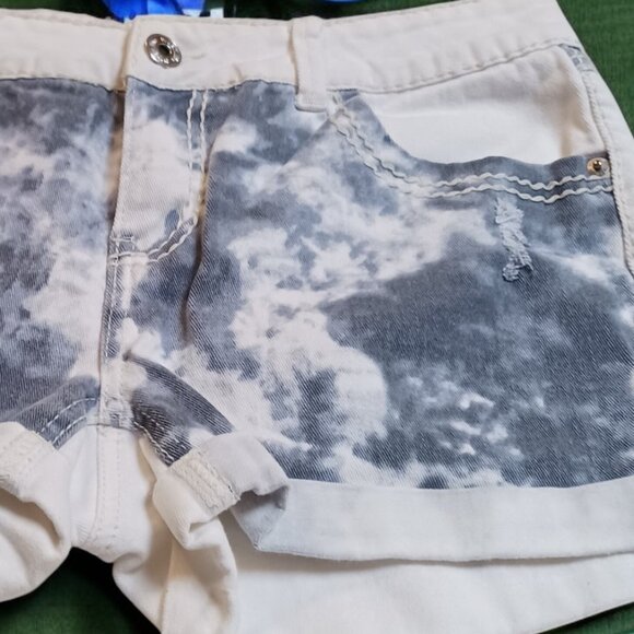 ❤️🛍️Urban Life Tie-Dye White/ Blue Jean Shorts Size 9/10 with Rolled Cuffs❤️🛍️ - Picture 7 of 7